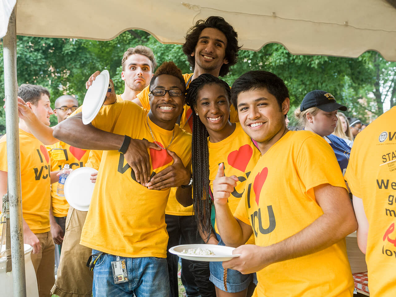 Students in a large group wearing I love VCU tshirts