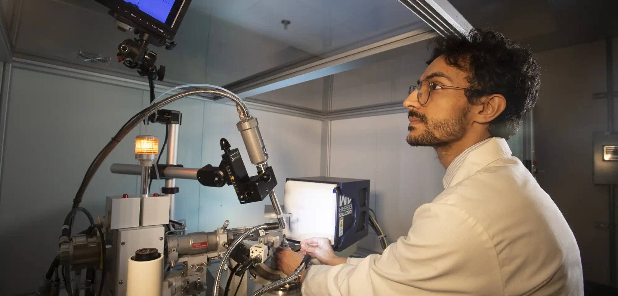 Photo of VCU student working in research laboratory