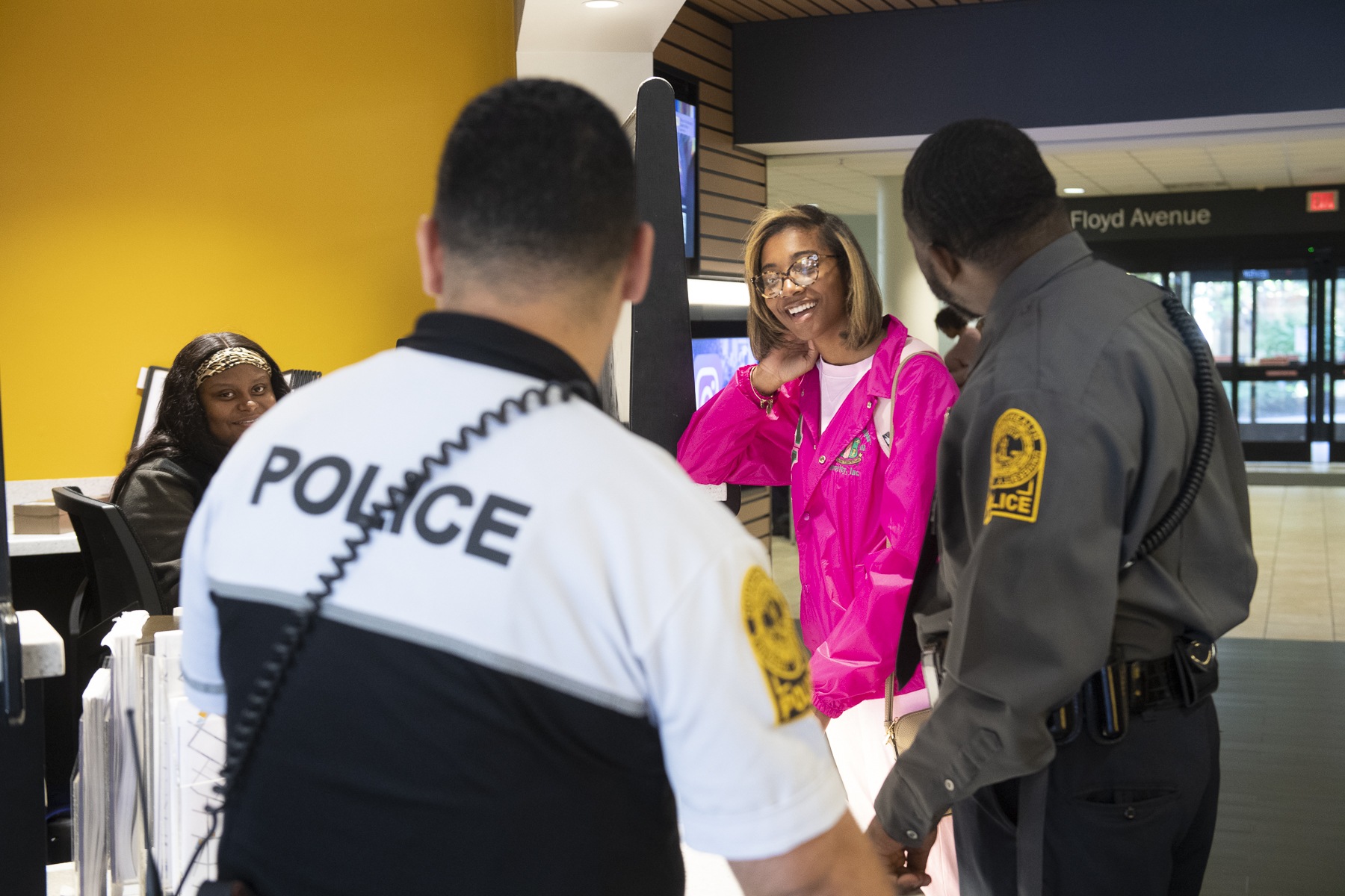 Smiling VCU students chat with police officers.